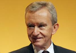 uns homem mais rico do mundo .Quem é Bernard Arnault o atual diretor executivo e presidente chef da empresa de artigos de luxo a LVMH, Bernard Arnault fortuna de US$76 bilhões, O franês de 76 anos tem 5 filhos.